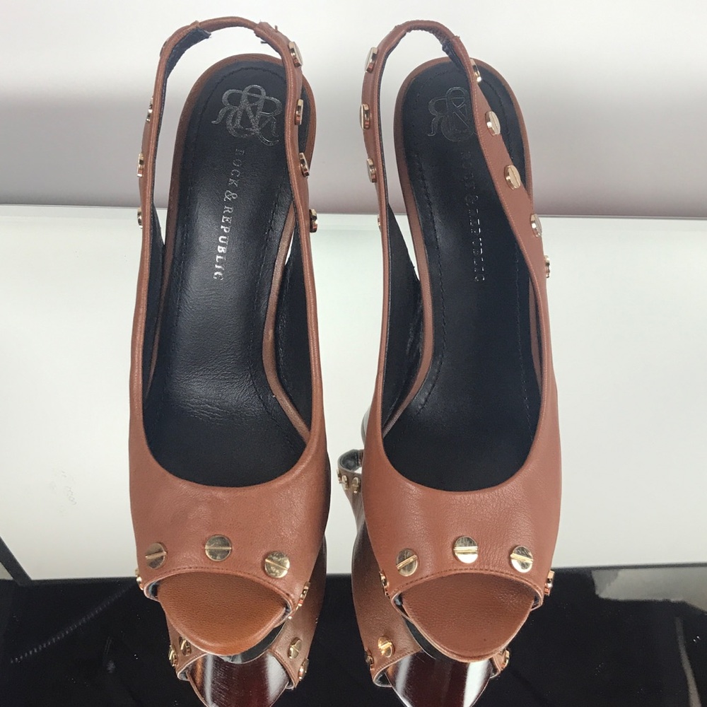 ROCK & REPUBLIC Tan/Camel Summer Wedge Heel